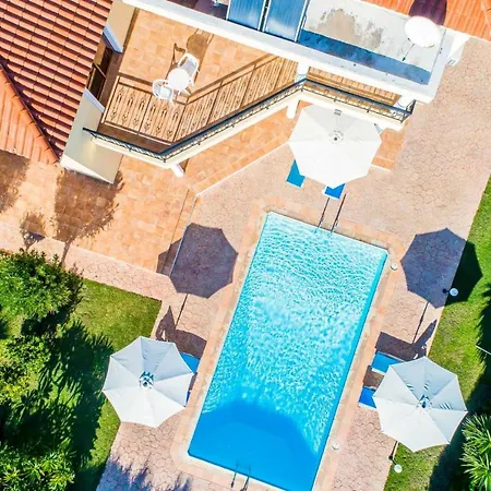 Villa Limnos *